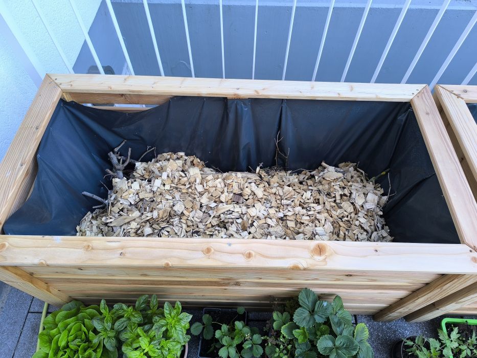 Pflanzkasten mit Holzschnitzeln