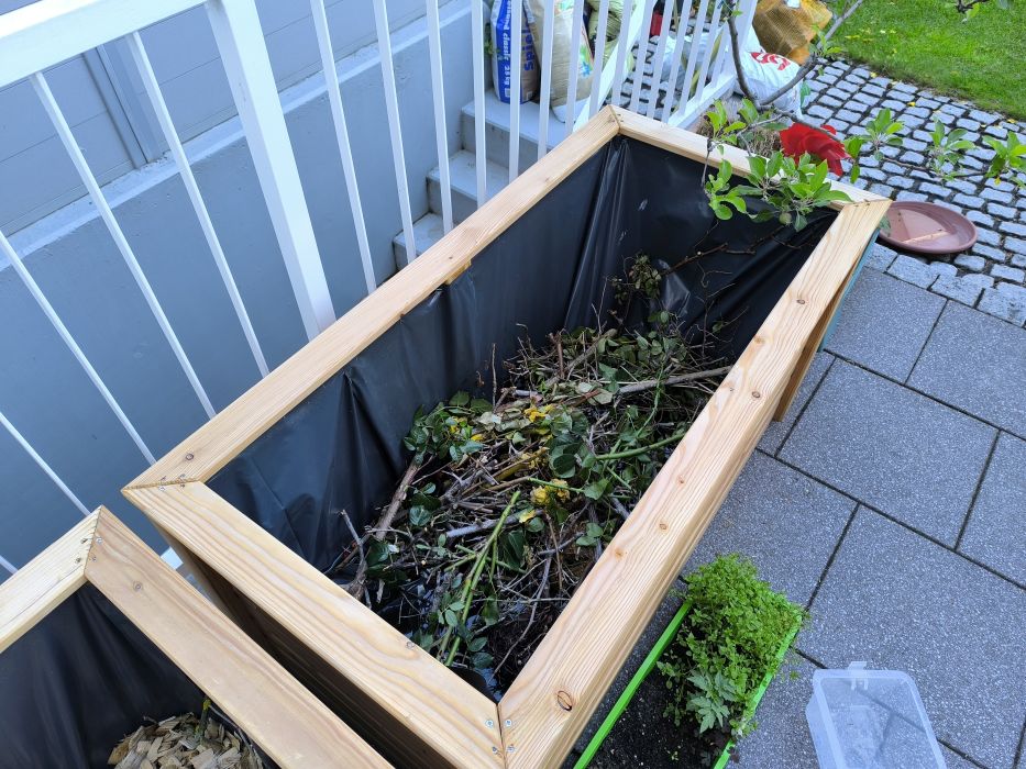 Pflanzkasten mit Grünschnitt drin