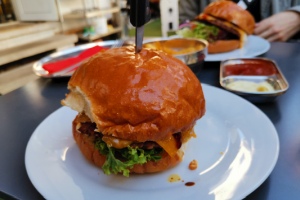 2021 KW 42 – Sonnenaufgang, Hamburger und ein Apfel